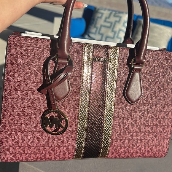 BRAND NEW MICHAEL KORS BAG! Rose gold stripe on front! Burgundy colors! - Picture 8 of 17